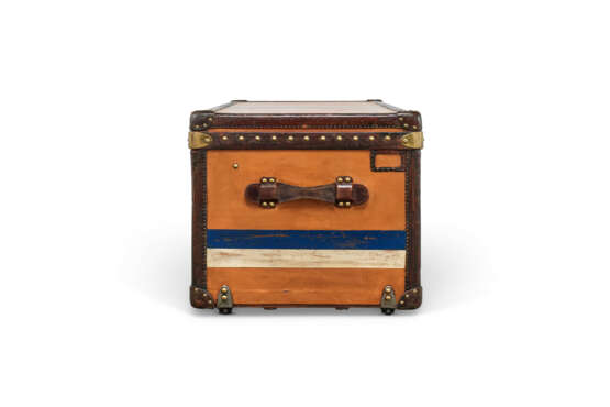 AN ORANGE VUITTONITE CANVAS COURRIER 100 TRUNK WITH BRASS HARDWARE - Foto 4