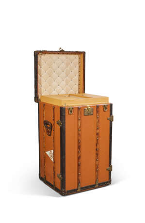 AN ORANGE VUITTONITE CANVAS DESK TRUNK FOR LINEN WITH BRASS HARDWARE - фото 4