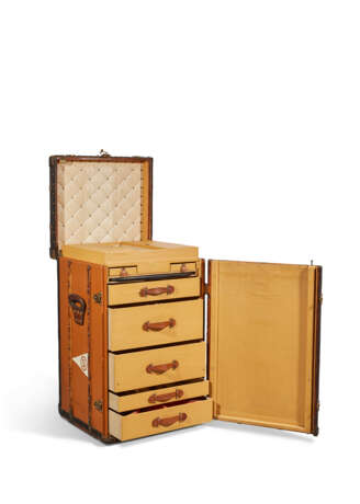 AN ORANGE VUITTONITE CANVAS DESK TRUNK FOR LINEN WITH BRASS HARDWARE - Foto 5