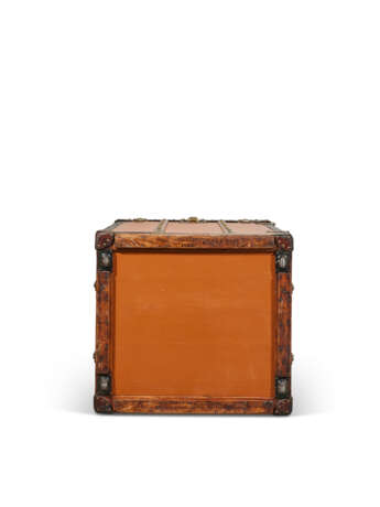 AN ORANGE VUITTONITE CANVAS DESK TRUNK FOR LINEN WITH BRASS HARDWARE - Foto 9