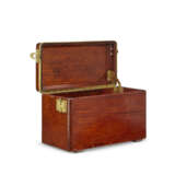 A MAHOGANY RUNNING-BOARD TRUNK FOR AUTOMOBILE TOOLS WITH BRASS HARDWARE - Foto 2