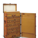 AN ORANGE VUITTONITE CANVAS TRUNK FOR THIRTY PAIRS OF SHOES WITH BRASS HARDWARE - Foto 3