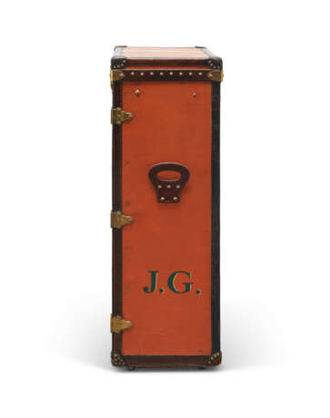 AN ORANGE VUITTONITE CANVAS TRUNK FOR THIRTY PAIRS OF SHOES WITH BRASS HARDWARE - Foto 5