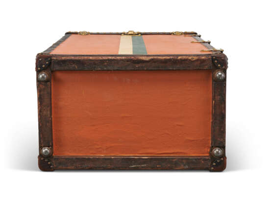 AN ORANGE VUITTONITE CANVAS TRUNK FOR THIRTY PAIRS OF SHOES WITH BRASS HARDWARE - Foto 7