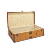 AN ORANGE VUITTONITE CANVAS CABIN 110 TRUNK WITH BRASS HARDWARE - Foto 3