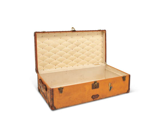 AN ORANGE VUITTONITE CANVAS CABIN 110 TRUNK WITH BRASS HARDWARE - Foto 3