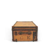 AN ORANGE VUITTONITE CANVAS CABIN 110 TRUNK WITH BRASS HARDWARE - Foto 4