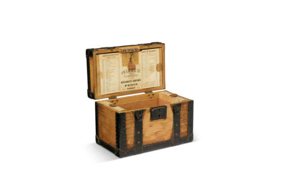 A NATURAL WOODEN FIRST AID KIT TRUNK WITH BLACK LACQUERED IRON HARDWARE - photo 4