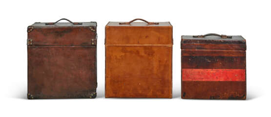 A GROUP OF THREE NATURAL LEATHER COWHIDE LEATHER HAT BOXES WITH BRASS HARDWARE - Foto 5