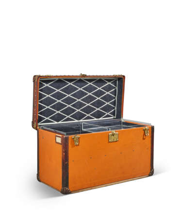 AN ORANGE VUITTONITE CANVAS STEAMER TRUNK WITH BRASS HARDWARE - Foto 3