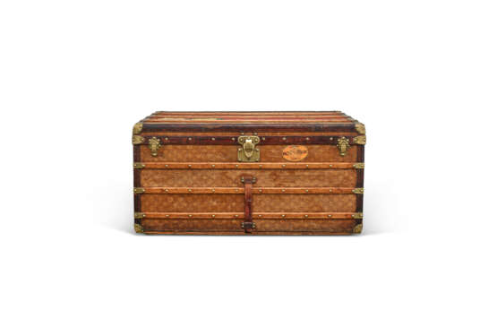 A MONOGRAM CANVAS LADY'S LOW 110 TRUNK WITH BRASS HARDWARE - фото 2