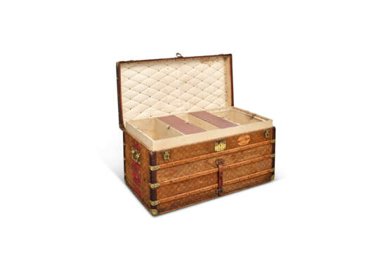 A MONOGRAM CANVAS LADY'S LOW 110 TRUNK WITH BRASS HARDWARE - Foto 3