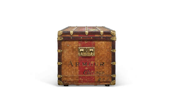 A MONOGRAM CANVAS LADY'S LOW 110 TRUNK WITH BRASS HARDWARE - Foto 4