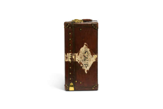 A NATURAL COWHIDE LEATHER SUITCASE WITH BRASS HARDWARE - photo 4