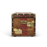 A MONOGRAM CANVAS LADY'S LOW 110 TRUNK WITH BRASS HARDWARE - Foto 5