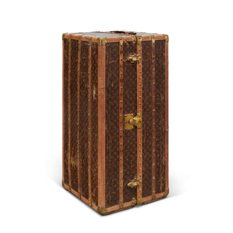 A MONOGRAM CANVAS WARDROBE TRUNK WITH BRASS HARDWARE - Foto 1