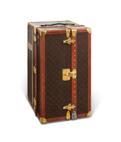 A MONOGRAM CANVAS LIBRARY TRUNK WITH BRASS HARDWARE - фото 2