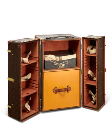 A MONOGRAM CANVAS LIBRARY TRUNK WITH BRASS HARDWARE - фото 4