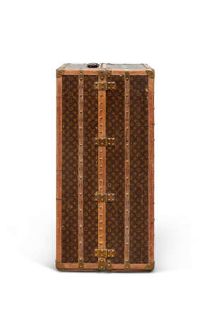 A MONOGRAM CANVAS WARDROBE TRUNK WITH BRASS HARDWARE - Foto 6