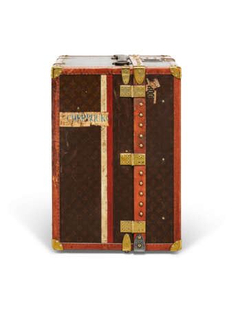 A MONOGRAM CANVAS LIBRARY TRUNK WITH BRASS HARDWARE - фото 6