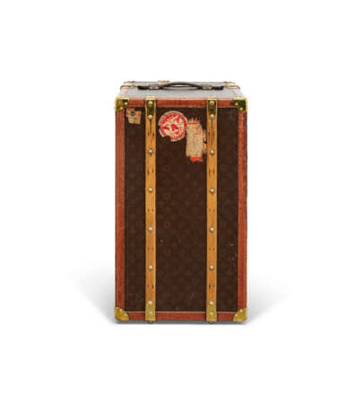 A MONOGRAM CANVAS LIBRARY TRUNK WITH BRASS HARDWARE - фото 7