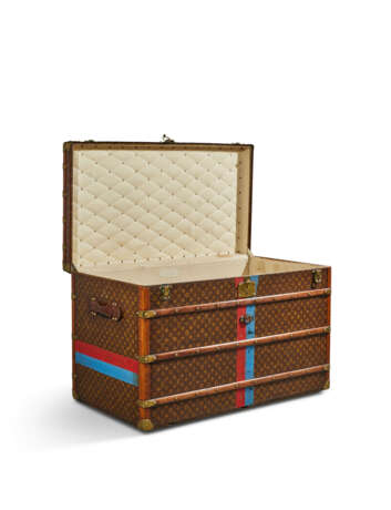 A MONOGRAM CANVAS LADY'S HIGH 110 TRUNK WITH BRASS HARDWARE - Foto 3