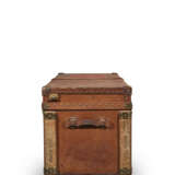 A NATURAL COWHIDE LEATHER WARDROBE TRUNK WITH BRASS HARDWARE - Foto 4