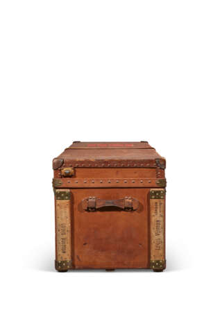 A NATURAL COWHIDE LEATHER WARDROBE TRUNK WITH BRASS HARDWARE - Foto 4