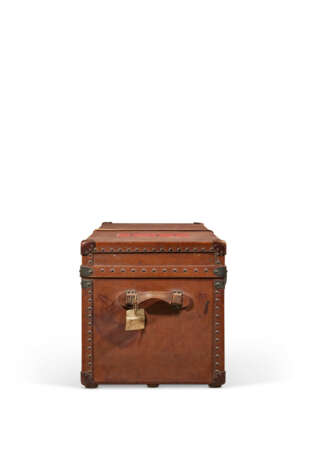 A NATURAL COWHIDE LEATHER WARDROBE TRUNK WITH BRASS HARDWARE - Foto 5