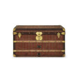 A RED & BEIGE STRIPED CANVAS COURRIER 80 TRUNK WITH BRASS HARDWARE - Foto 2