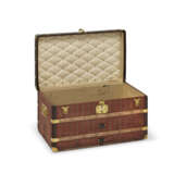 A RED & BEIGE STRIPED CANVAS COURRIER 80 TRUNK WITH BRASS HARDWARE - Foto 3