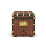 A RED & BEIGE STRIPED CANVAS COURRIER 80 TRUNK WITH BRASS HARDWARE - Foto 4