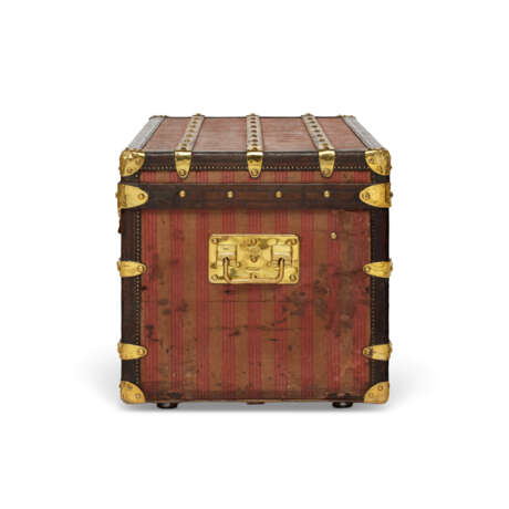 A RED & BEIGE STRIPED CANVAS COURRIER 80 TRUNK WITH BRASS HARDWARE - Foto 5