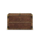 A RED & BEIGE STRIPED CANVAS COURRIER 80 TRUNK WITH BRASS HARDWARE - Foto 7