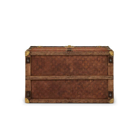 A RED & BEIGE STRIPED CANVAS COURRIER 80 TRUNK WITH BRASS HARDWARE - Foto 7