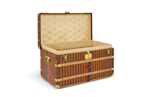 A BROWN & BEIGE STRIPED CANVAS STEAMER 90 TRUNK WITH BRASS HARDWARE - Foto 3