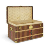 A BROWN & BEIGE STRIPED CANVAS STEAMER 90 TRUNK WITH BRASS HARDWARE - Foto 3