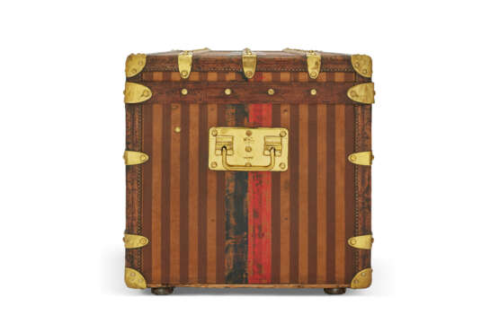 A BROWN & BEIGE STRIPED CANVAS STEAMER 90 TRUNK WITH BRASS HARDWARE - Foto 4