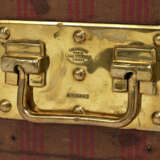 A RED & BEIGE STRIPED CANVAS COURRIER 80 TRUNK WITH BRASS HARDWARE - Foto 9