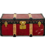 A RED VUITTONITE CANVAS TRUNK WITH BRASS HARDWARE - фото 2