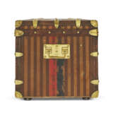 A BROWN & BEIGE STRIPED CANVAS STEAMER 90 TRUNK WITH BRASS HARDWARE - Foto 5