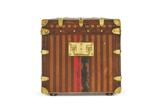 A BROWN & BEIGE STRIPED CANVAS STEAMER 90 TRUNK WITH BRASS HARDWARE - Foto 5