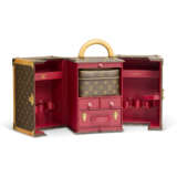 A MONOGRAM CANVAS VANITY TRUNK WITH BRASS HARDWARE BY SHARON STONE FOR AMFAR - Foto 1