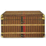 A BROWN & BEIGE STRIPED CANVAS STEAMER 90 TRUNK WITH BRASS HARDWARE - Foto 6