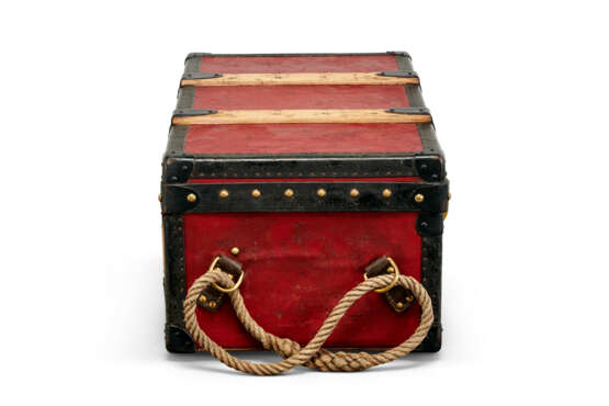 A RED VUITTONITE CANVAS TRUNK WITH BRASS HARDWARE - фото 4