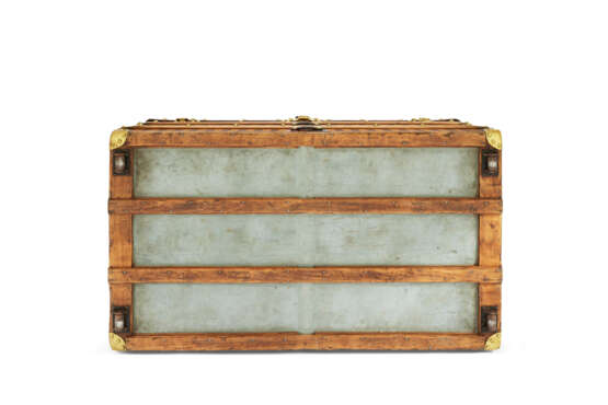 A BROWN & BEIGE STRIPED CANVAS STEAMER 90 TRUNK WITH BRASS HARDWARE - Foto 7