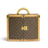 A MONOGRAM CANVAS VANITY TRUNK WITH BRASS HARDWARE BY SHARON STONE FOR AMFAR - Foto 3