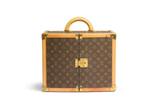 A MONOGRAM CANVAS VANITY TRUNK WITH BRASS HARDWARE BY SHARON STONE FOR AMFAR - Foto 3