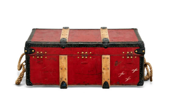 A RED VUITTONITE CANVAS TRUNK WITH BRASS HARDWARE - фото 6