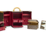 A MONOGRAM CANVAS VANITY TRUNK WITH BRASS HARDWARE BY SHARON STONE FOR AMFAR - Foto 4